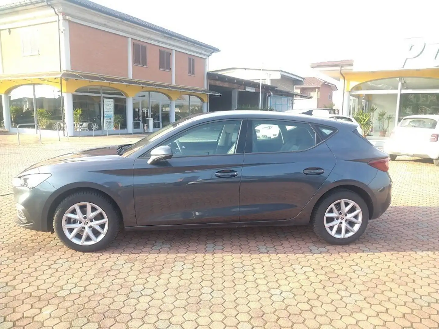 SEAT Leon 1.0 TSI Style *SENZA VINCOLI DI FINANZIAMENTO* Grigio - 2