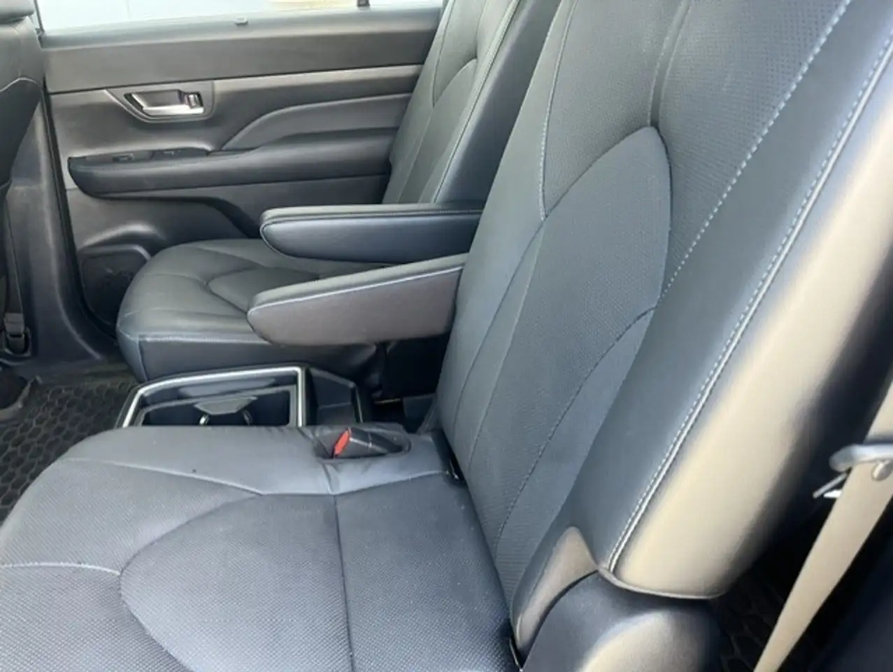 Toyota Grand Highlander снимка Toyota Grand Highlander