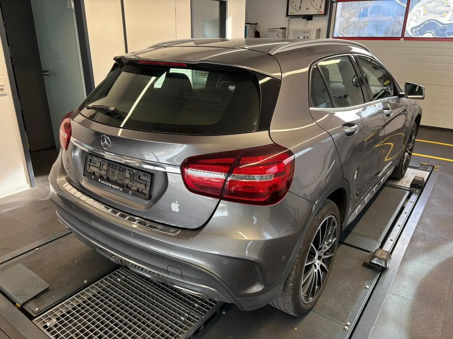 Mercedes-Benz GLA 250 AMG Line 7G-DCT/KAMERA/LED/SHZ/GRA/ Gris - 2