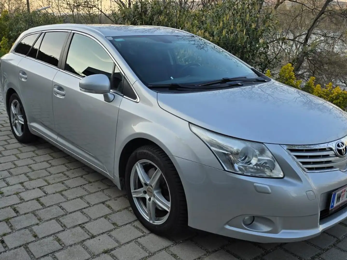 Toyota Avensis Avensis 2,2 D4-D 150 DPF Comfort Comfort Silber - 2