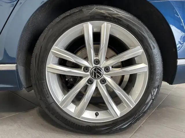 Volkswagen Passat view 3