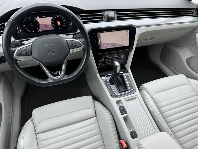 Volkswagen Passat view 11