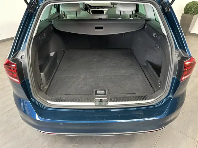 Volkswagen Passat view 6