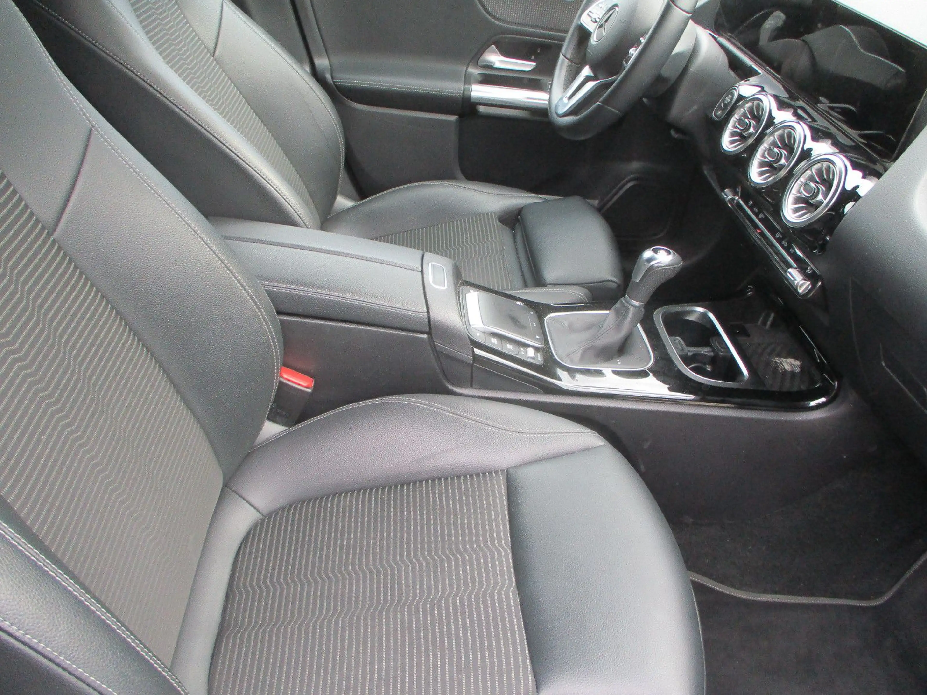 Mercedes-Benz B 180 d NAVI LEDER KAMER SPUR TEMP SITZH LED PDC — photo 12