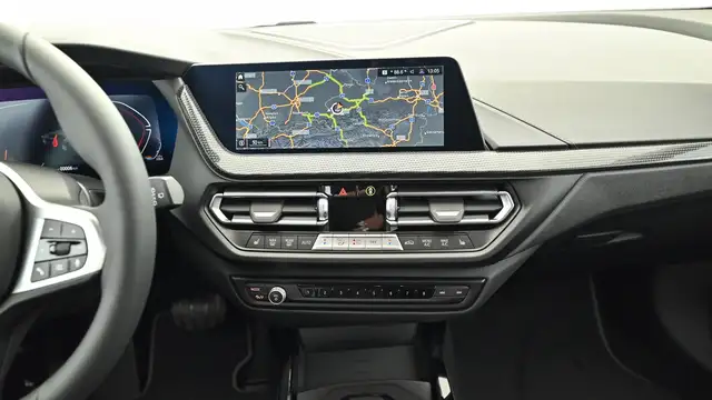 BMW 1 Series view 6