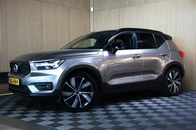 Volvo XC40 view 3