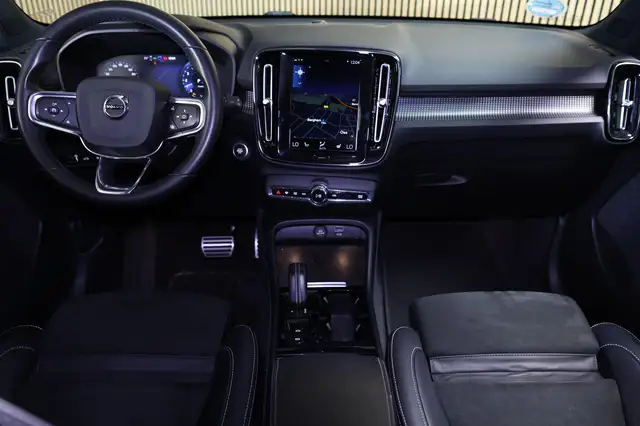 Volvo XC40 view 2