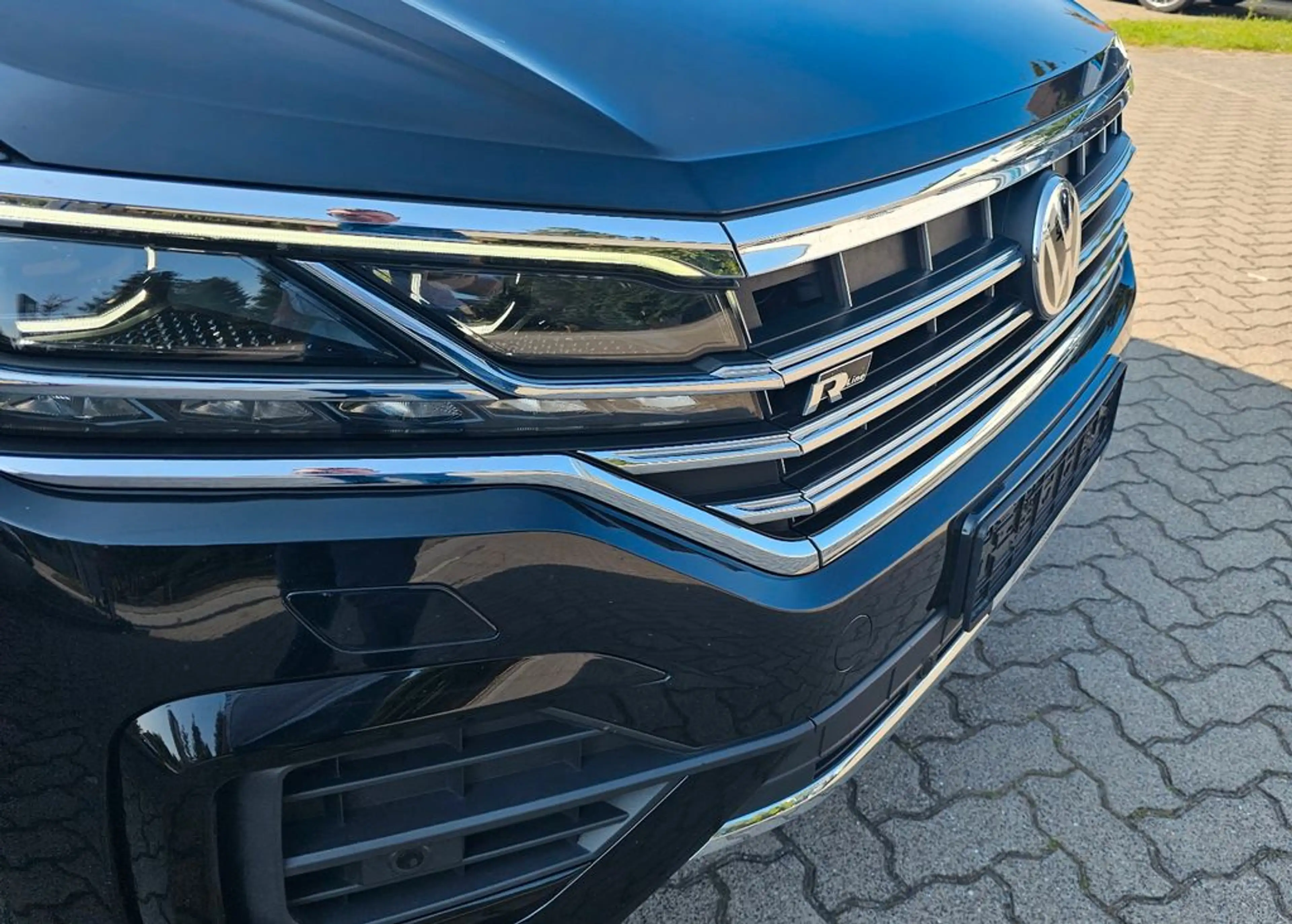 Volkswagen Touareg R-Line 4Motion — photo 12