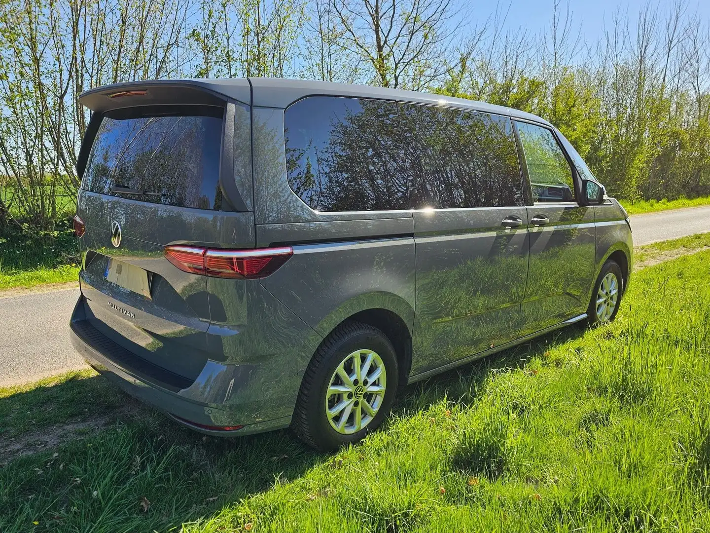 Volkswagen T7 Multivan Edition Grau - 2