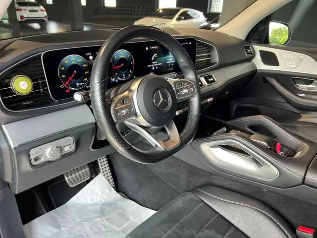 Mercedes-Benz 300 view 2