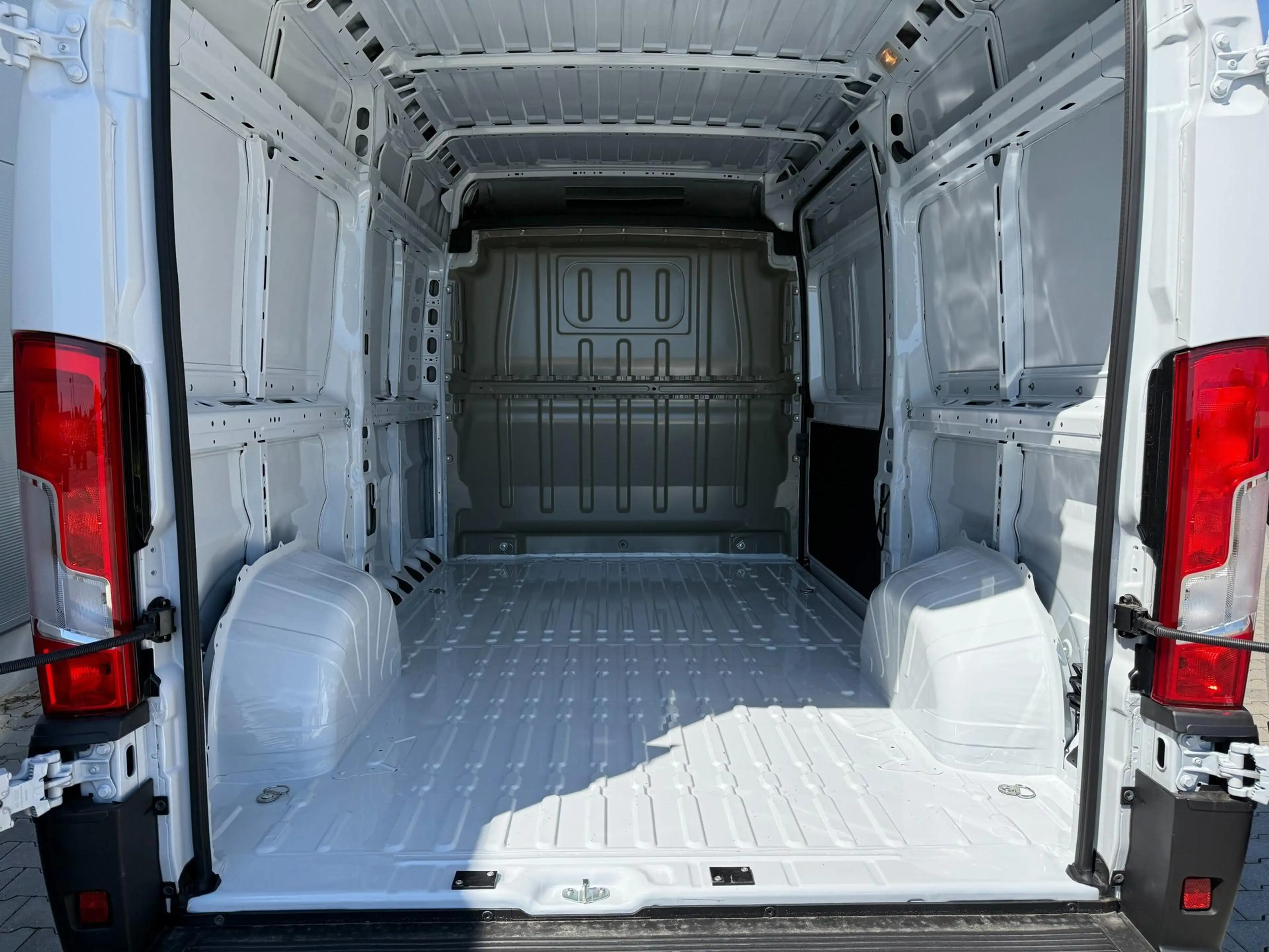 Fiat Ducato L2H2 3.5T Maxi 2.2 Diesel 103kW (140PS) Radio, ... — photo 9