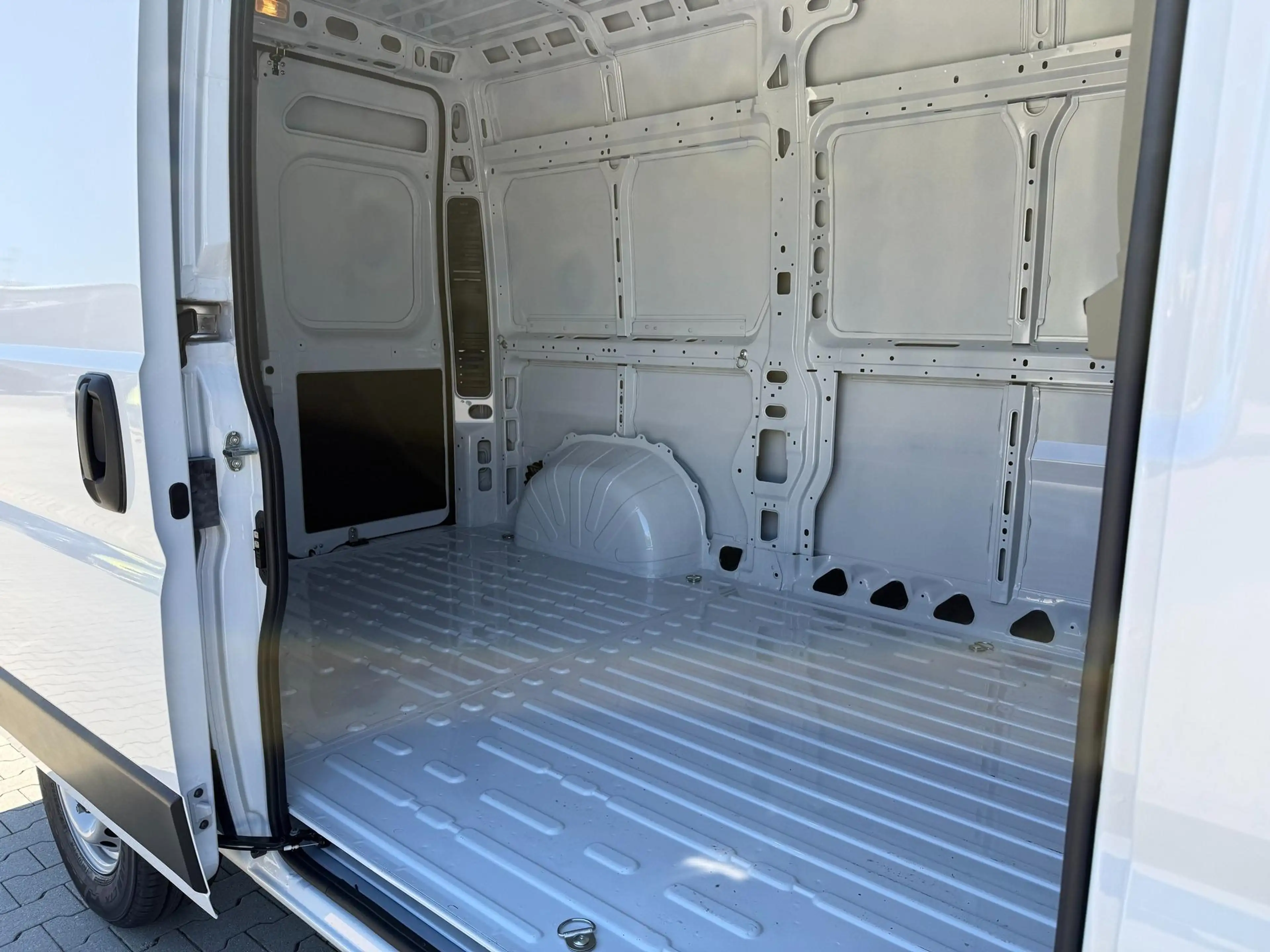 Fiat Ducato L2H2 3.5T Maxi 2.2 Diesel 103kW (140PS) Radio, ... — photo 7