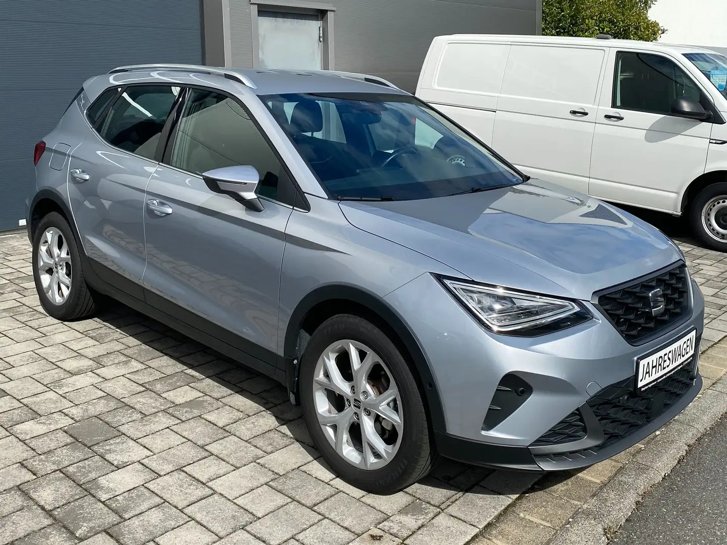 SEAT Arona FR 1.0 TSI DSG LED Kamera ACC SHZ 1.Hd. Grau - 2