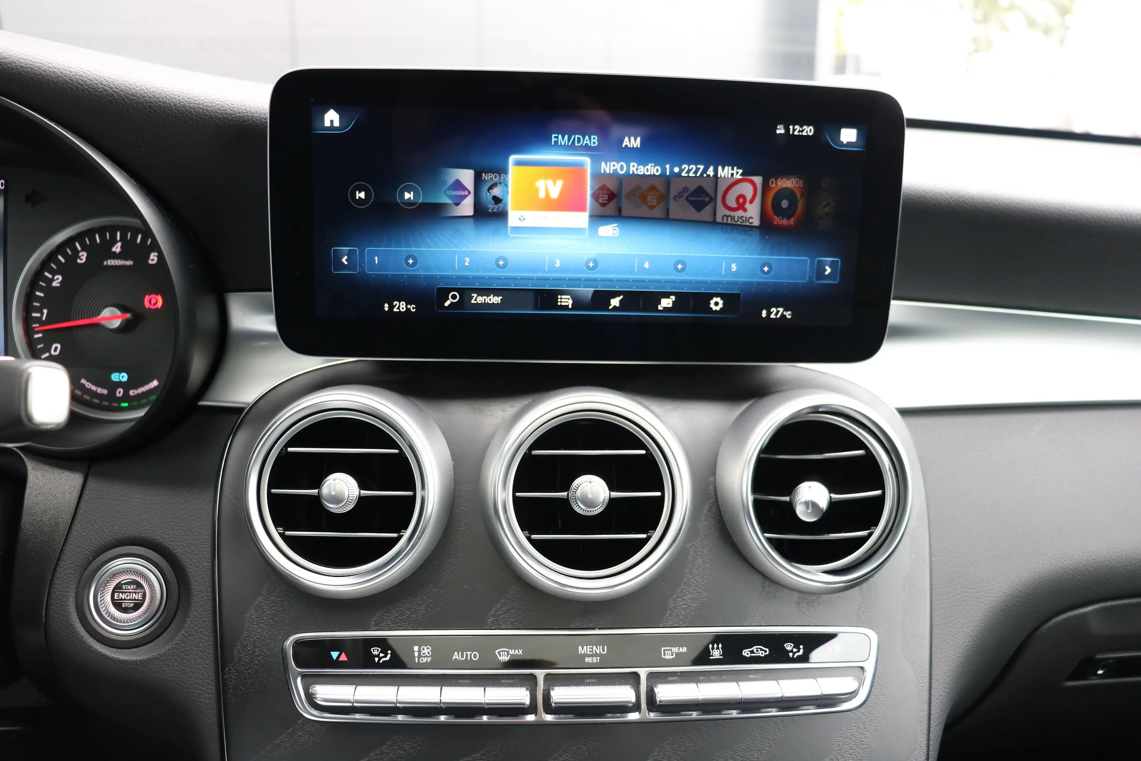 Mercedes-Benz GLC 300 300e 4MATIC 320pk | Camera 360 Graden | Navi | Pan — photo 34