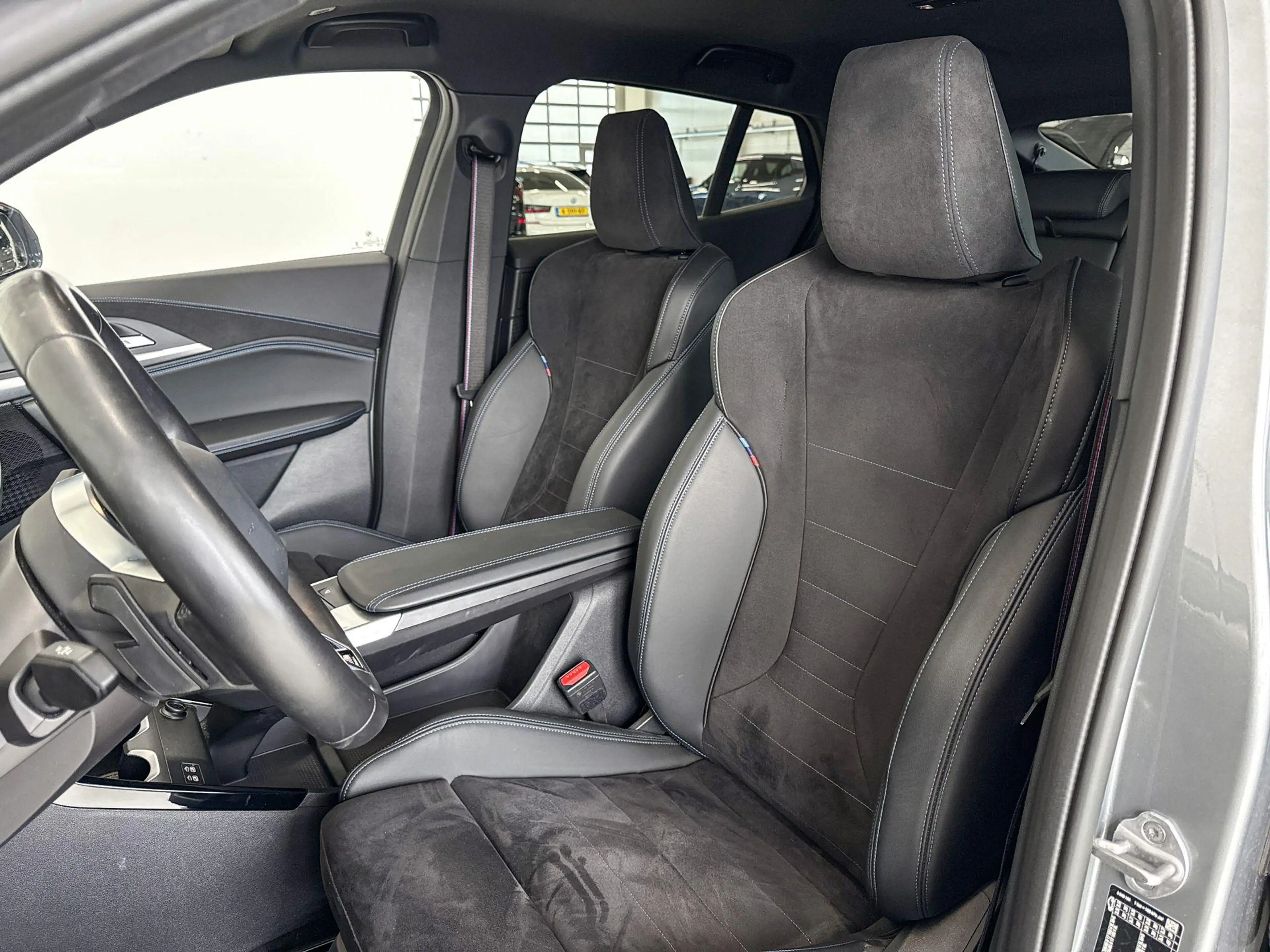 BMW iX2 eDrive20 67 kWh M Sport Edition — photo 9