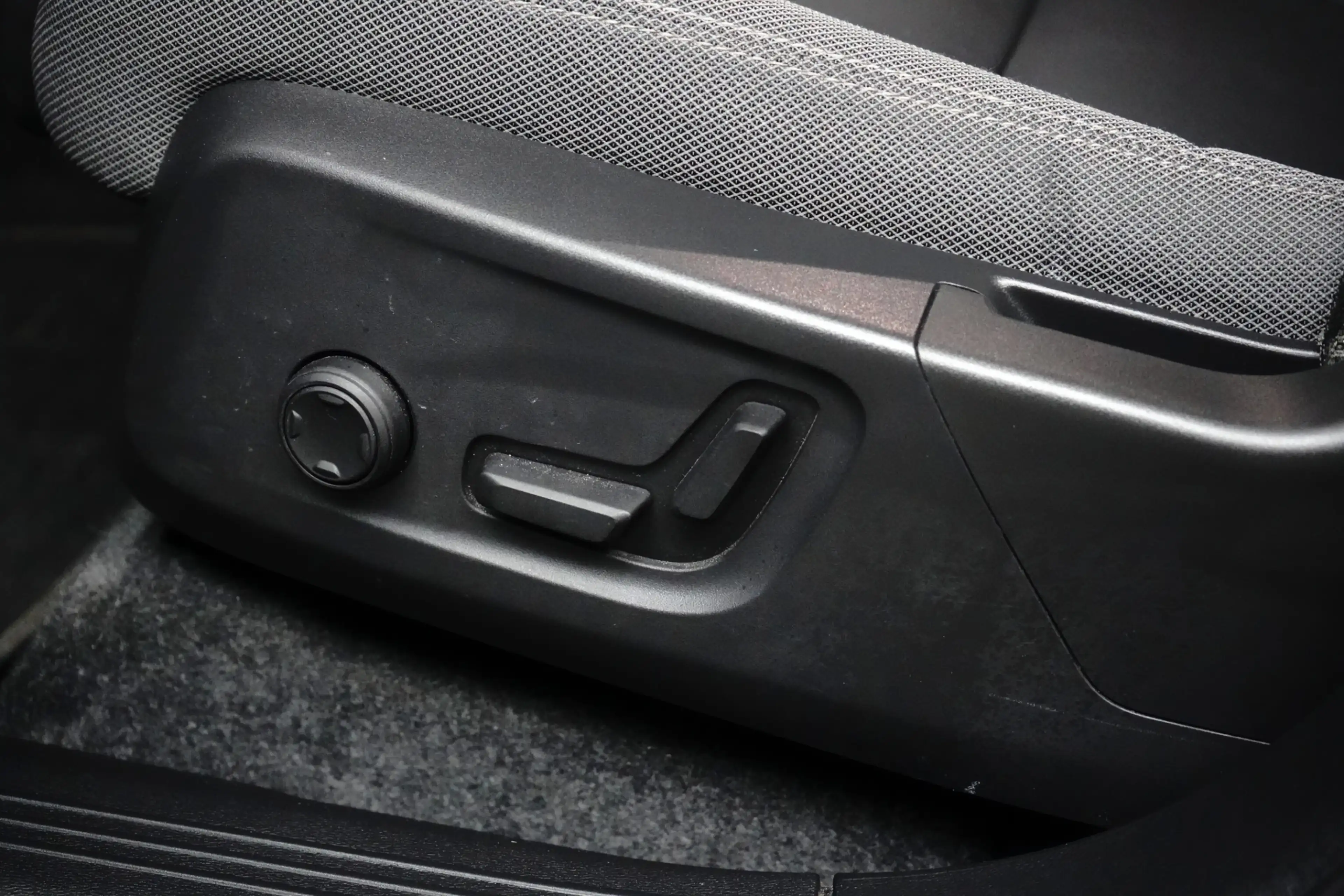 Volvo C40 Ultimate Recharge Pure Electric 2WD | Harman Kardo — photo 18