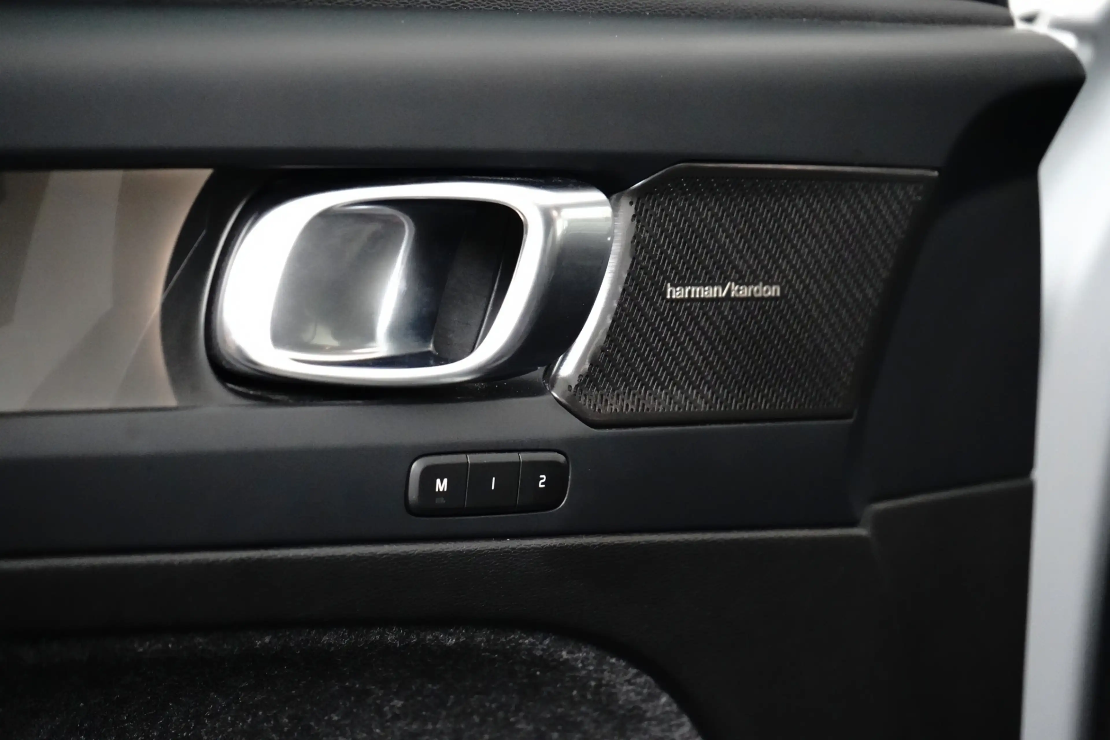 Volvo C40 Ultimate Recharge Pure Electric 2WD | Harman Kardo — photo 16