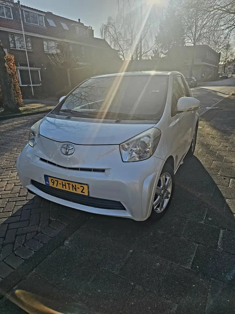 Toyota iQ 1.0 VVTi Comfort Bílá - 1