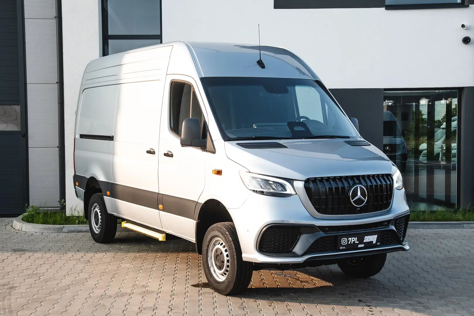 Mercedes-Benz Sprinter Sprinter 319 CDI AWD 4x4 FULL Custom "AMG" Bumper Silber - 1