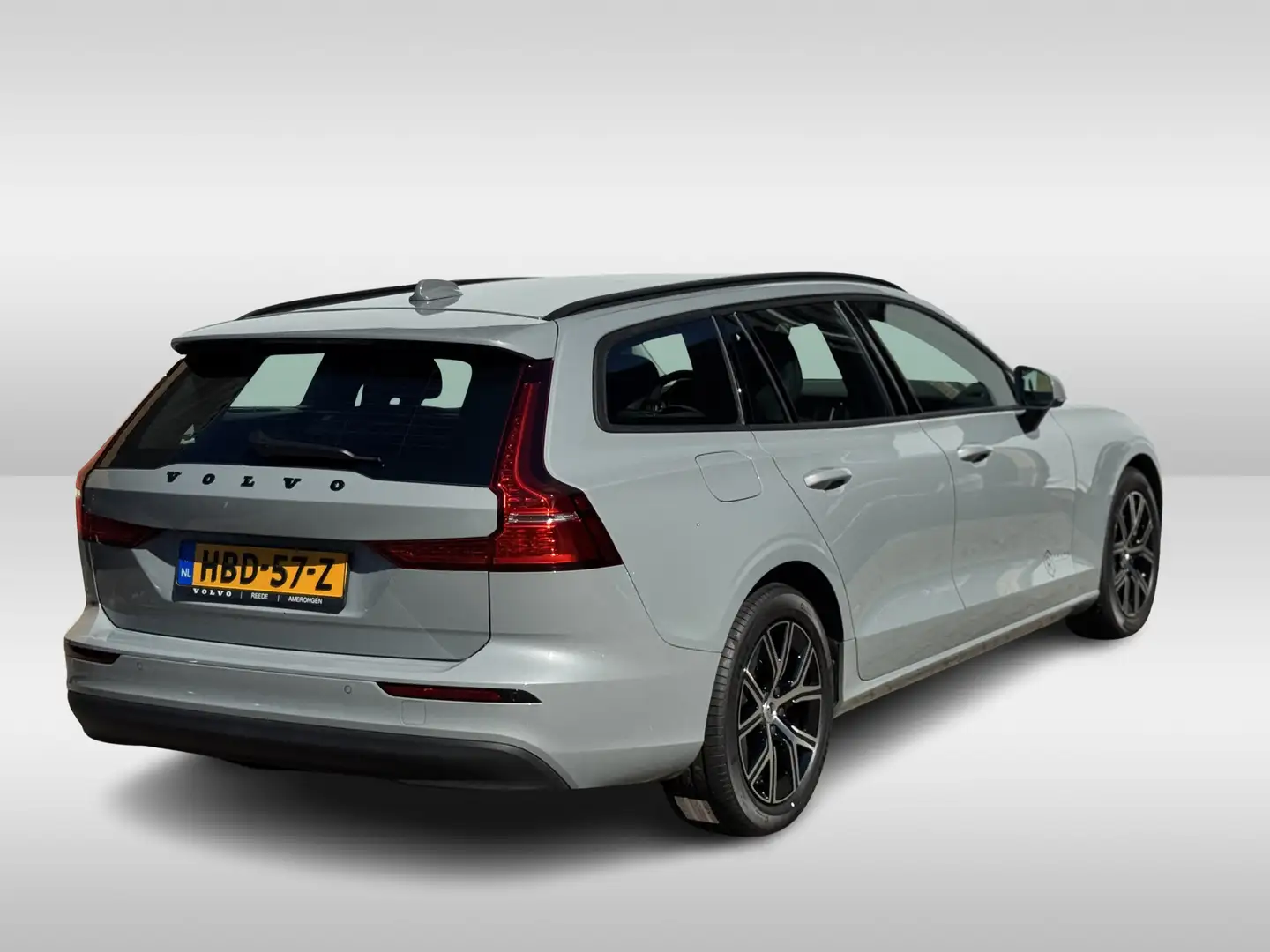 Volvo V60 2.0 B3 Automaat Essential Climate | Driver Assist Grijs - 2