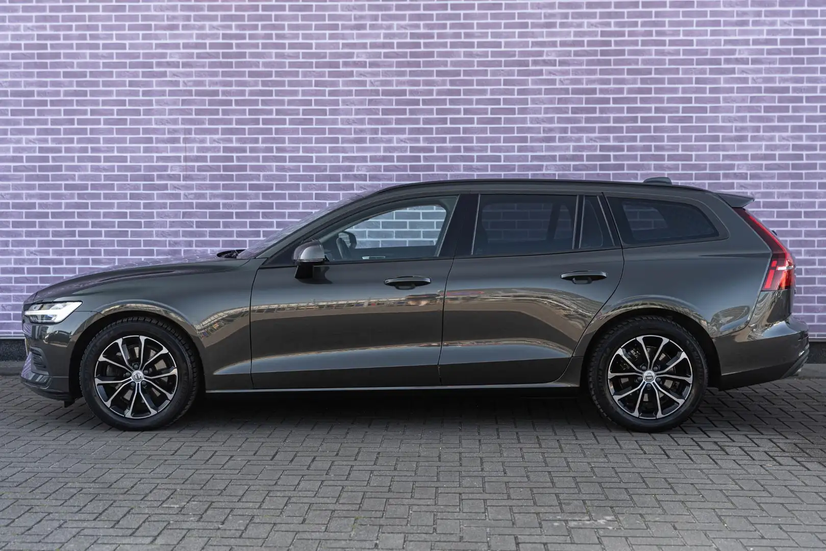 Volvo V60 B3 Automaat Momentum Advantage | Adaptive Cruise | Grey - 2
