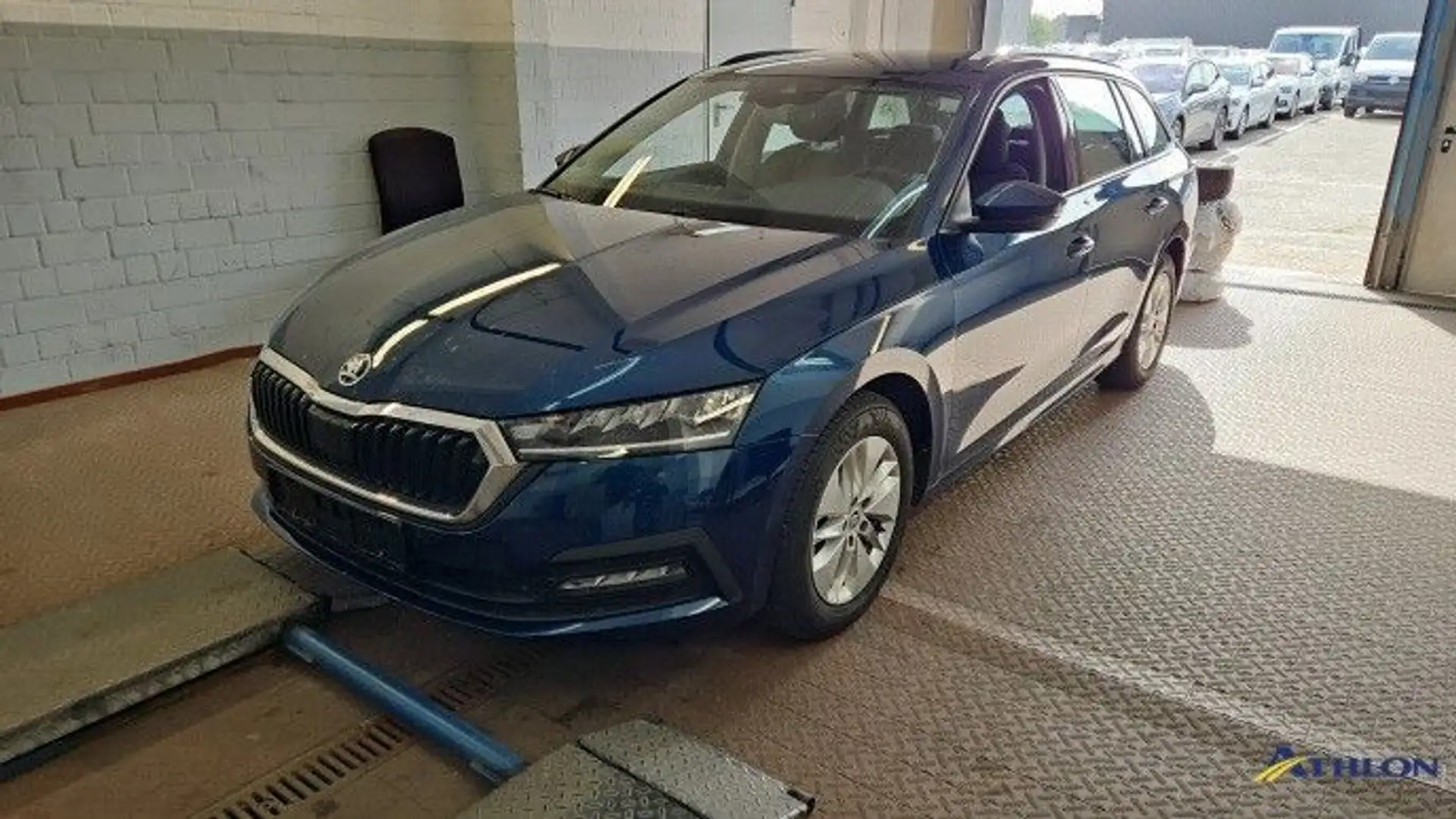Skoda Octavia Combi Ambition Navi LED PDC Tempo AHK Blau - 1