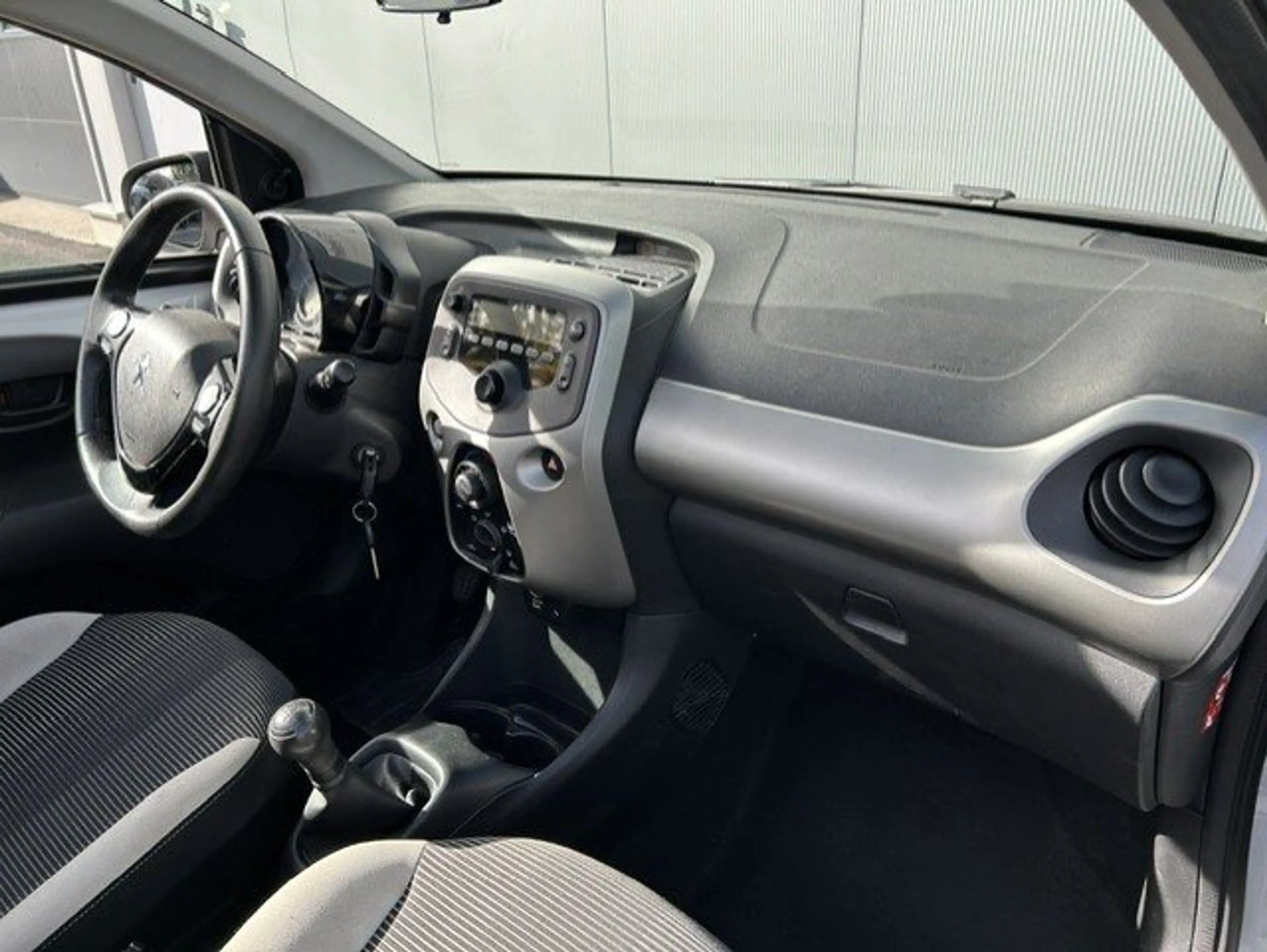 Peugeot 108 1.0 VTI Top Allure — photo 9