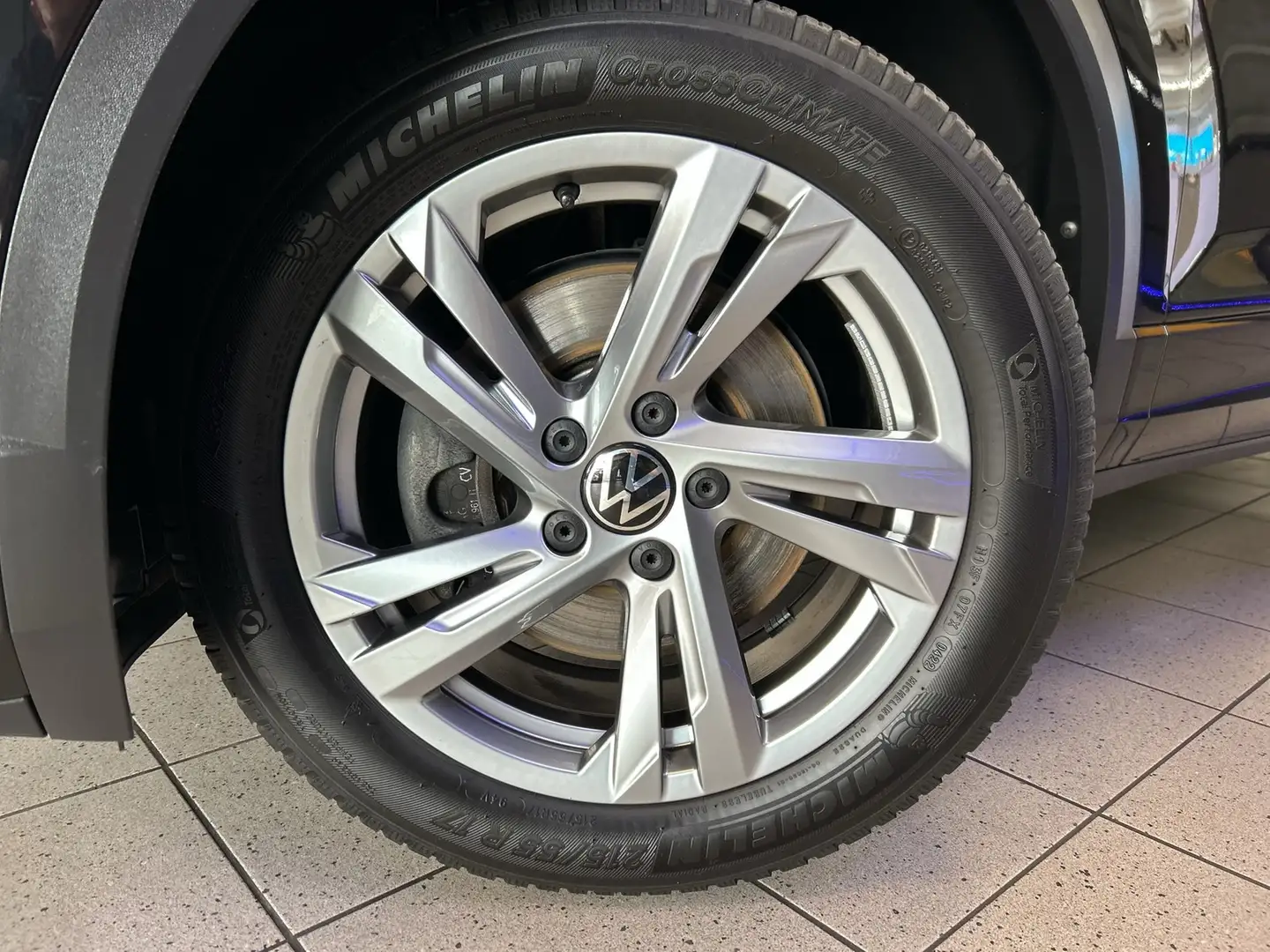 Volkswagen T-Roc R-Line 2.0 TDI DSG LED+NAVI+KAMERA+SITZHZG Schwarz - 2