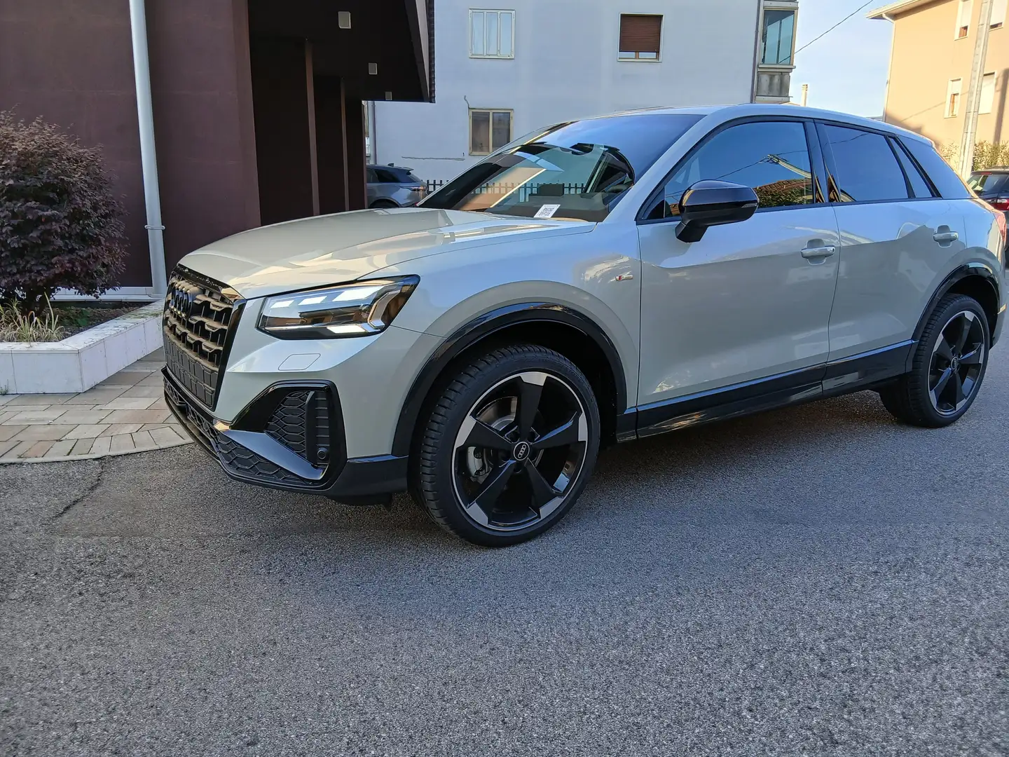 Audi Q2 35 2.0d Identity Black s-tronic S line € 312 Grigio - 1