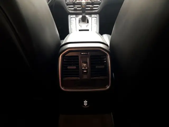 Porsche Macan view 14