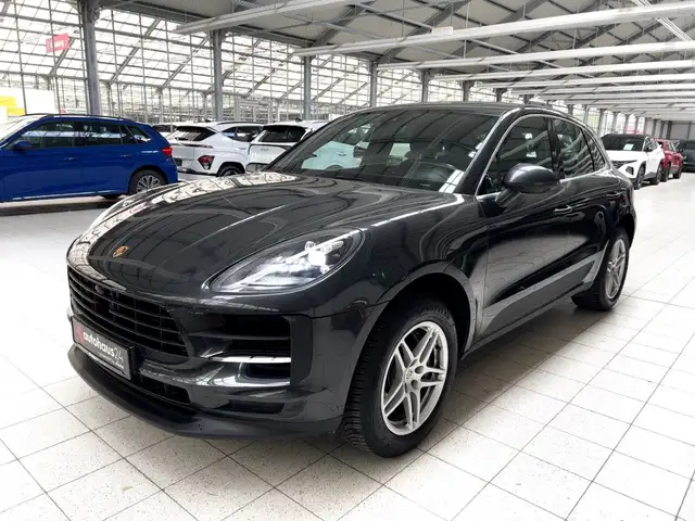 Porsche Macan view 3