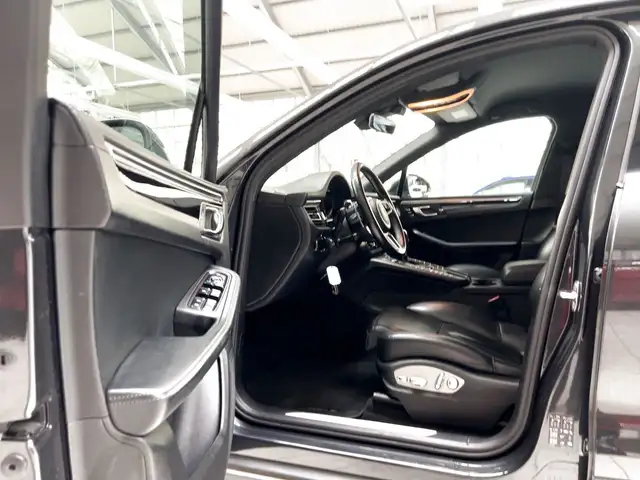 Porsche Macan view 8
