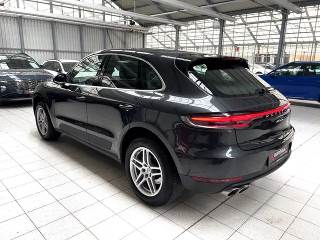 Porsche Macan view 4