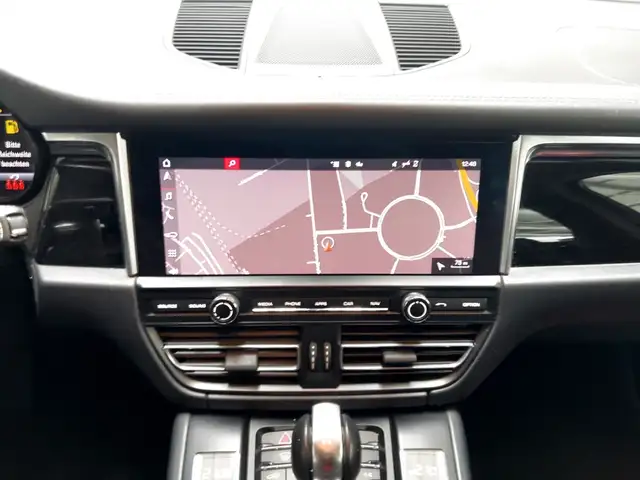 Porsche Macan view 12