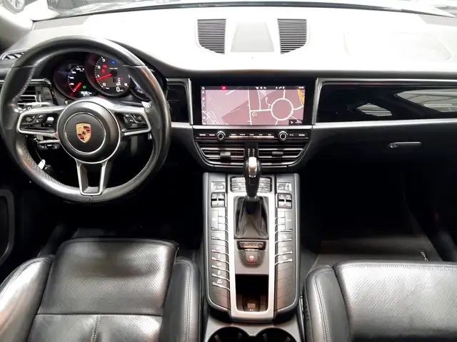 Porsche Macan view 11
