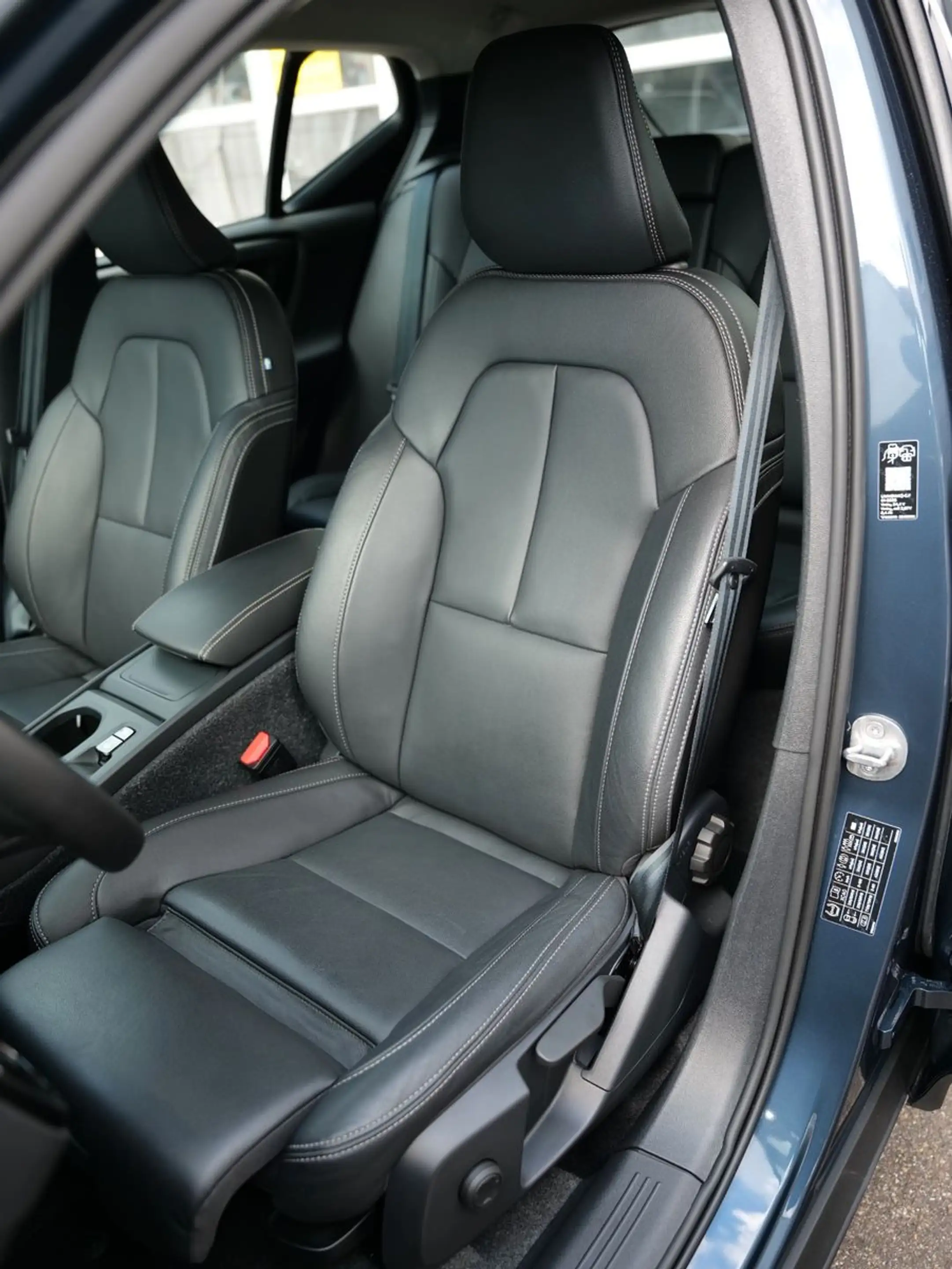 Volvo XC40 B3 Core 2WD LEDER+NAVI+CAM+LED+ACC+KEYLESS — photo 11