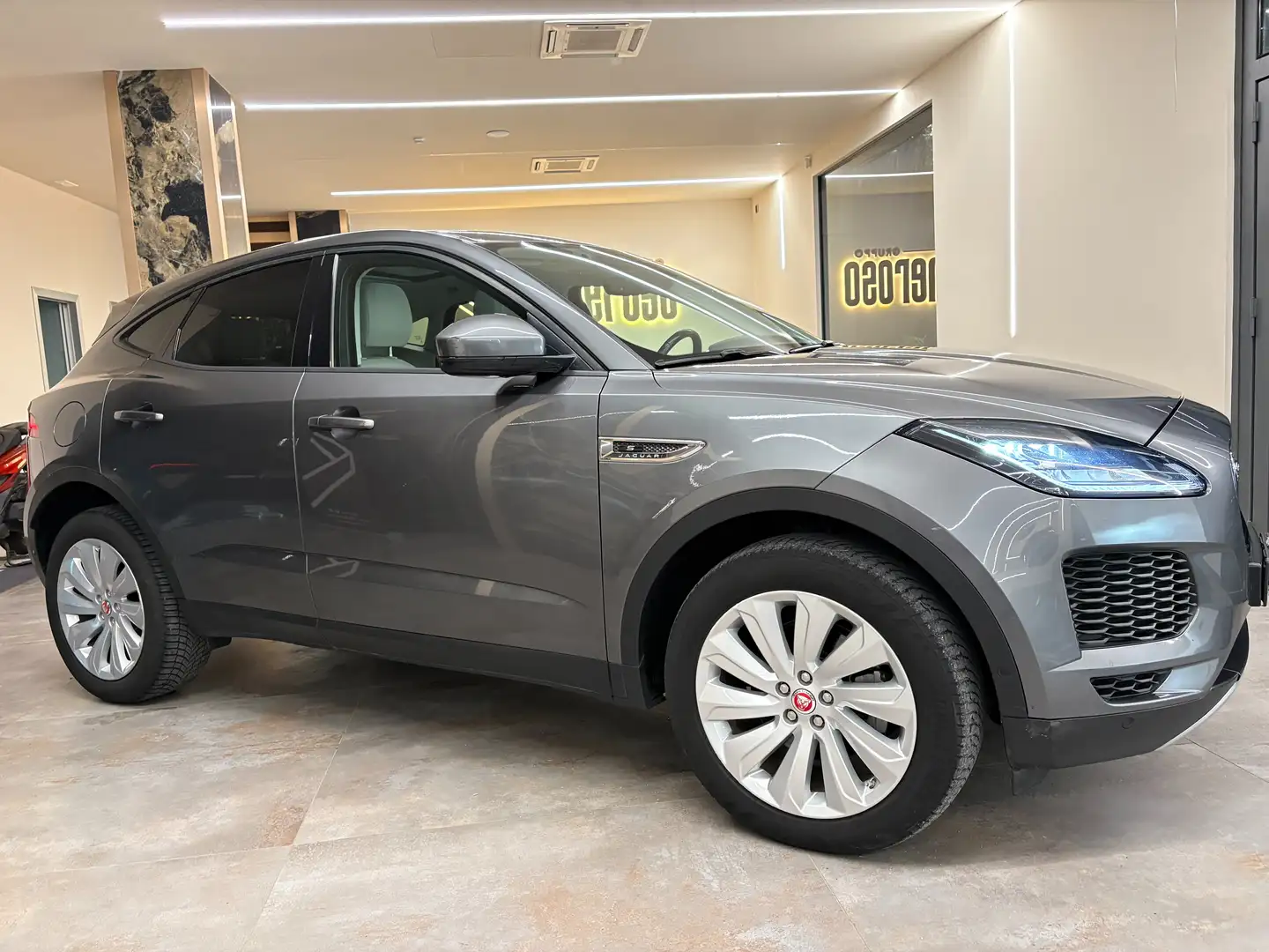 Jaguar E-Pace 2.0d i4 HSE awd 150cv auto Pelle Tetto Panorama Grau - 2