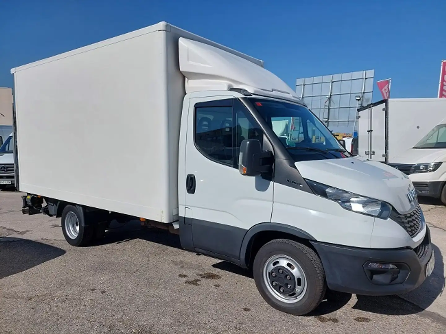 Iveco Daily Chasis Cabina 35C16 3750 156 Weiß - 1