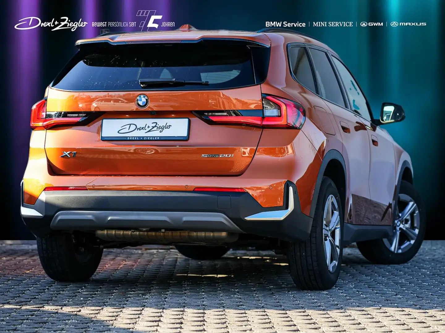 BMW X1 sDrive20i AHK PANO AdLED SpSitze KomZg DAB Orange - 2