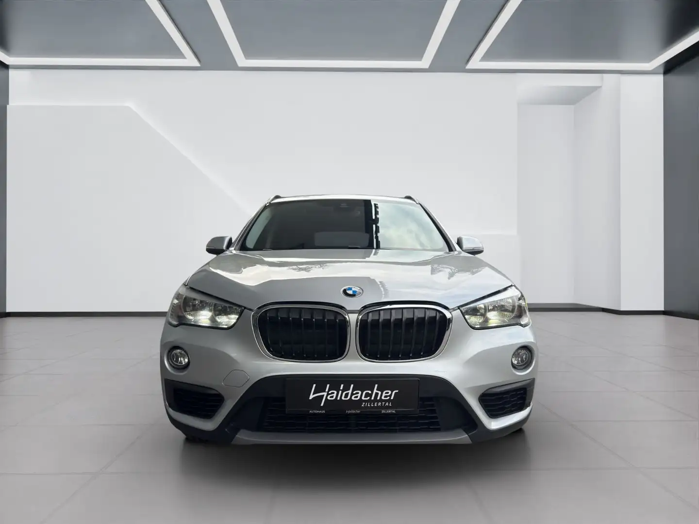 BMW X1 xDrive20i Aut. AUT eHeck Silber - 2