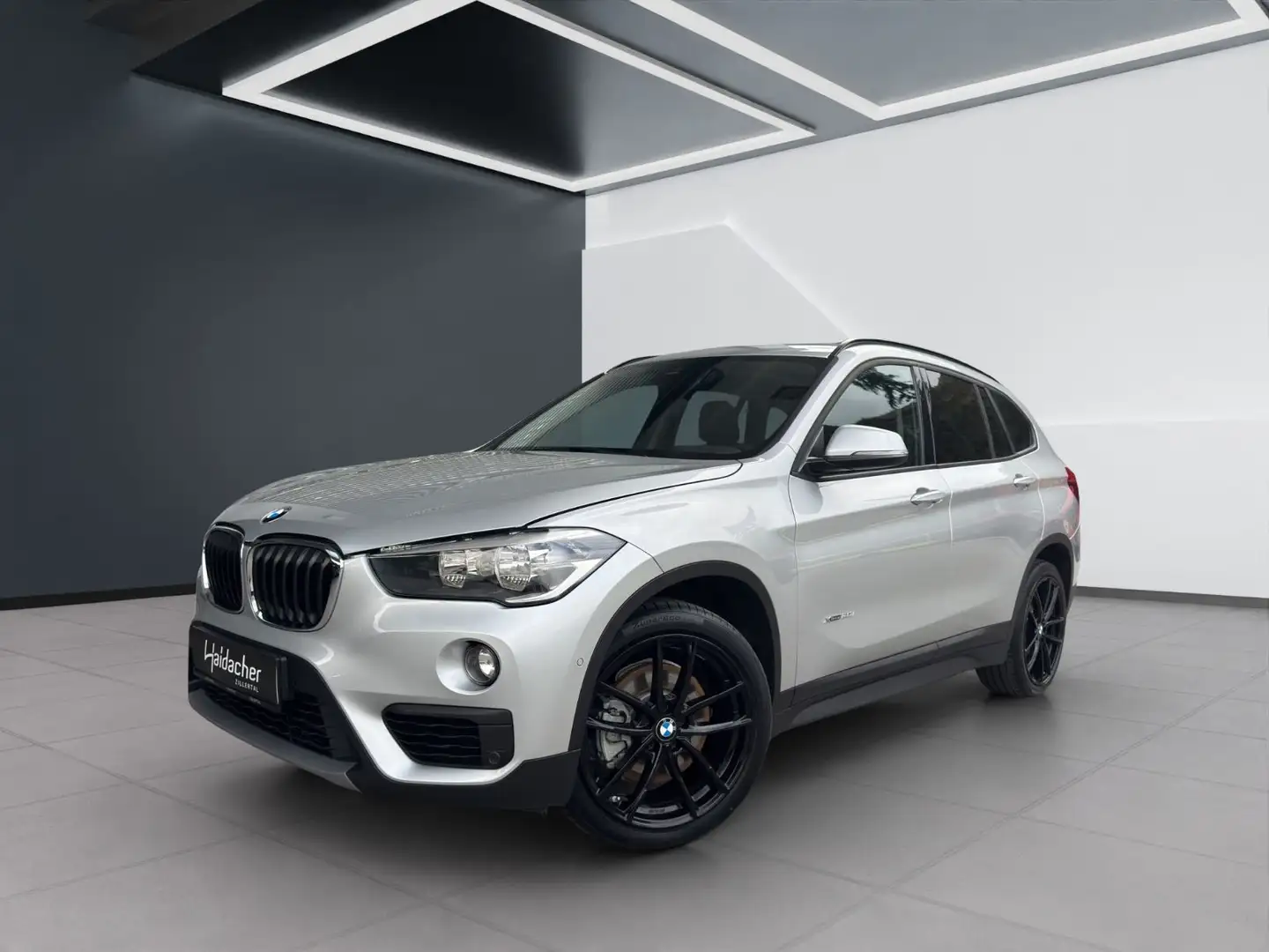 BMW X1 xDrive20i Aut. AUT eHeck Silber - 1