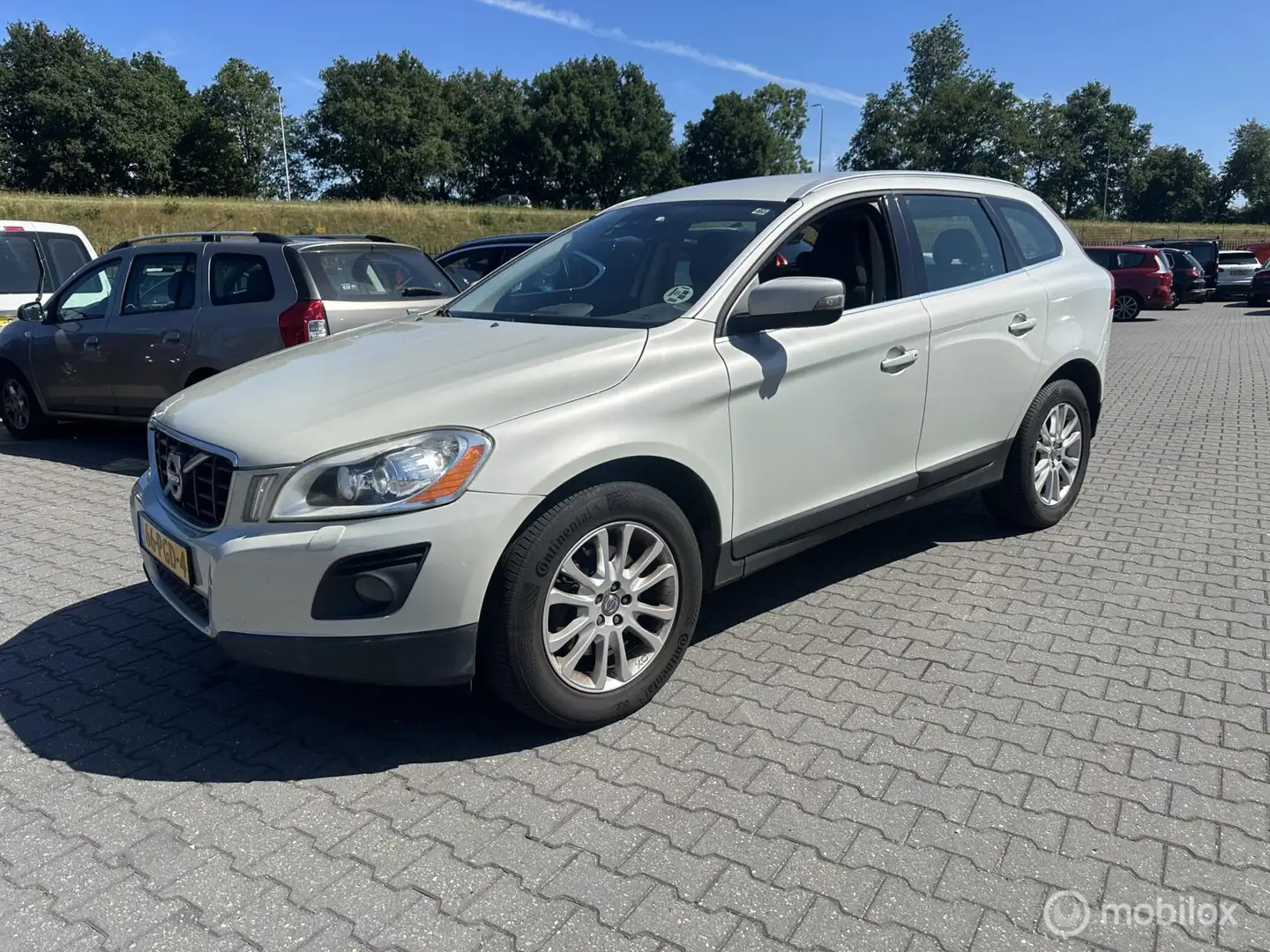 Volvo XC60 2.4D Kinetic automaat km 240.000 goed onderhouden Wit - 1