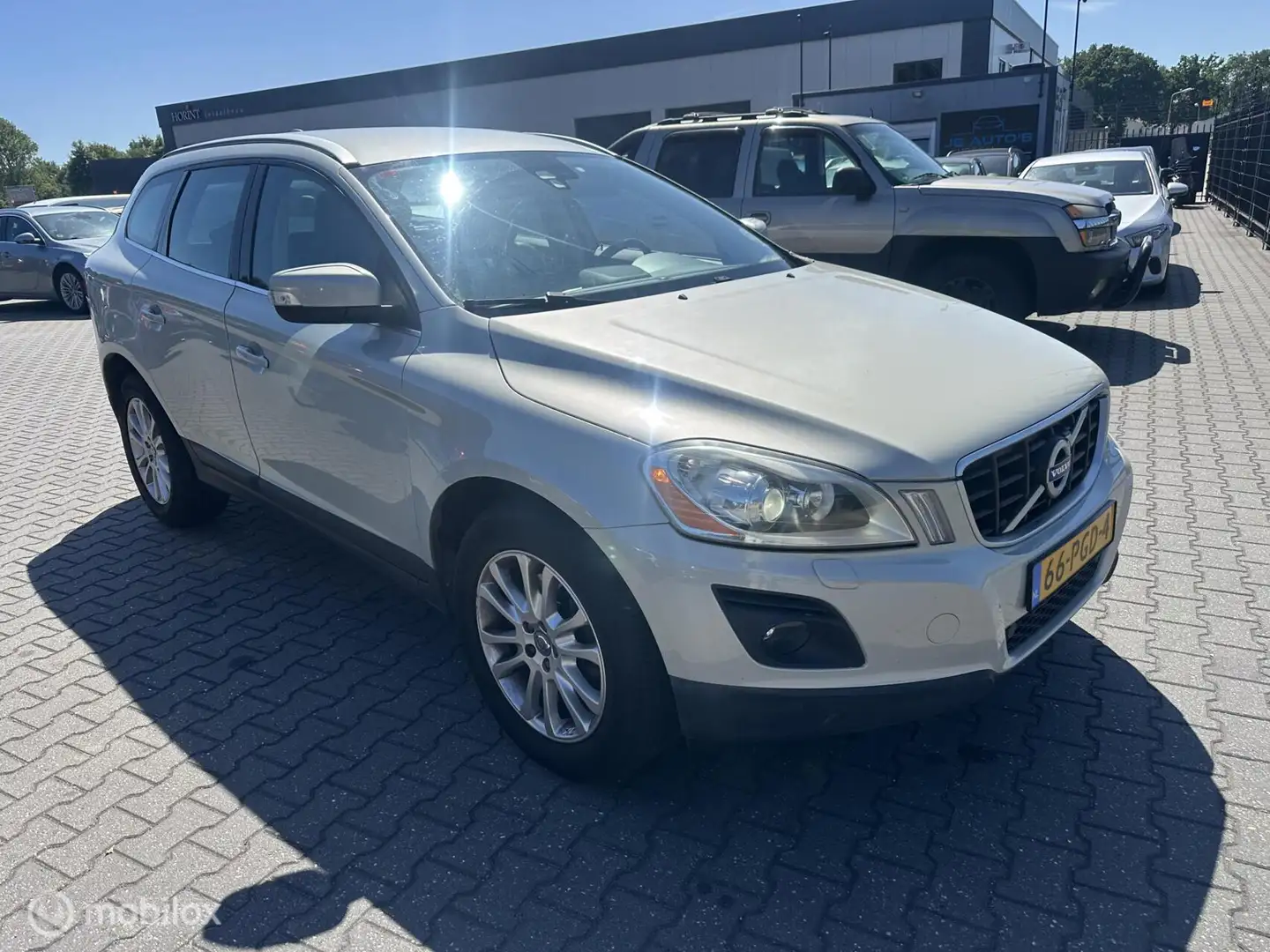 Volvo XC60 2.4D Kinetic automaat km 240.000 goed onderhouden Wit - 2