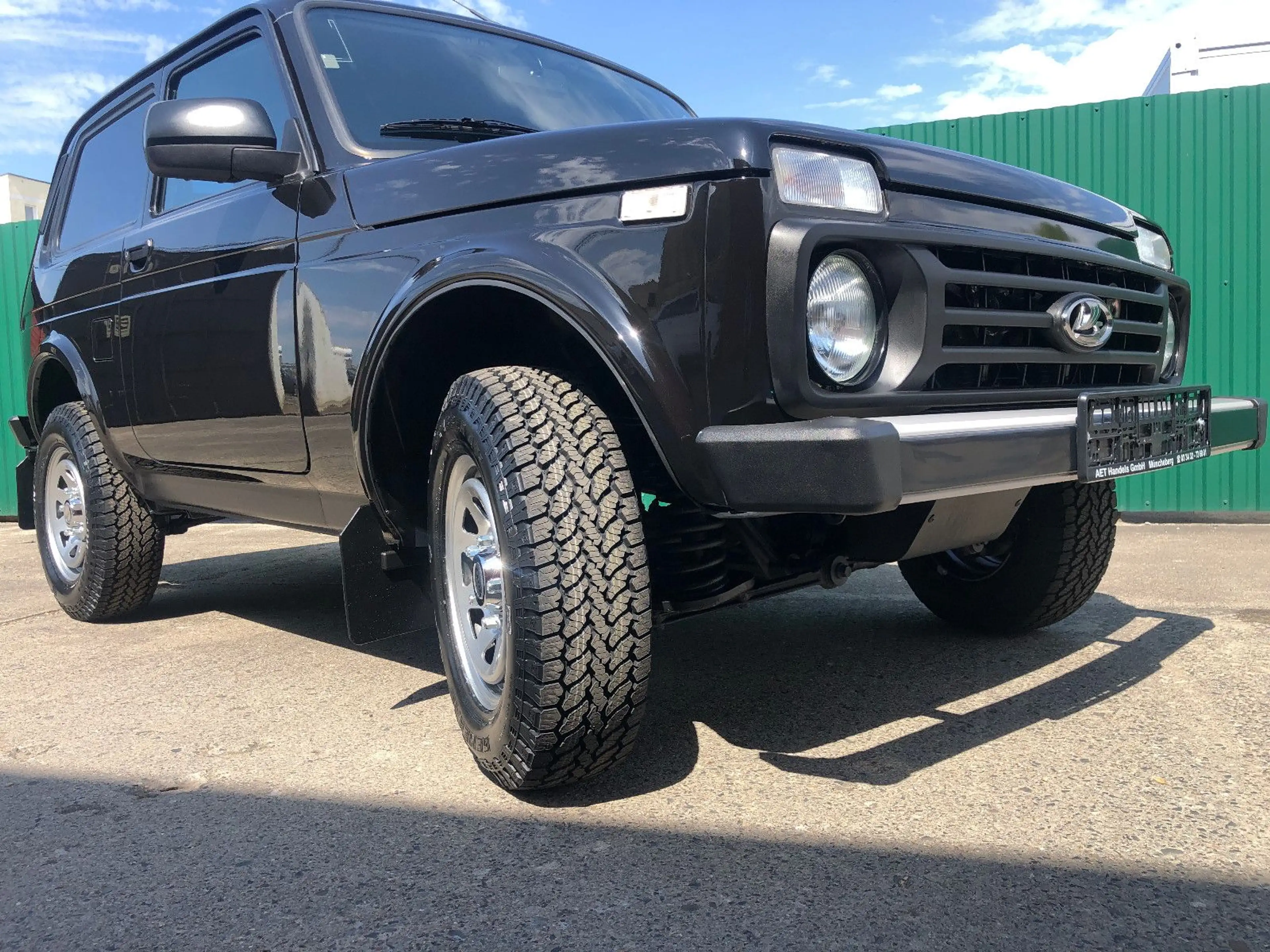 Lada Niva LADA NIVA "PREMIUM PLUS" Sonderausst.  AET-2026! — photo 2