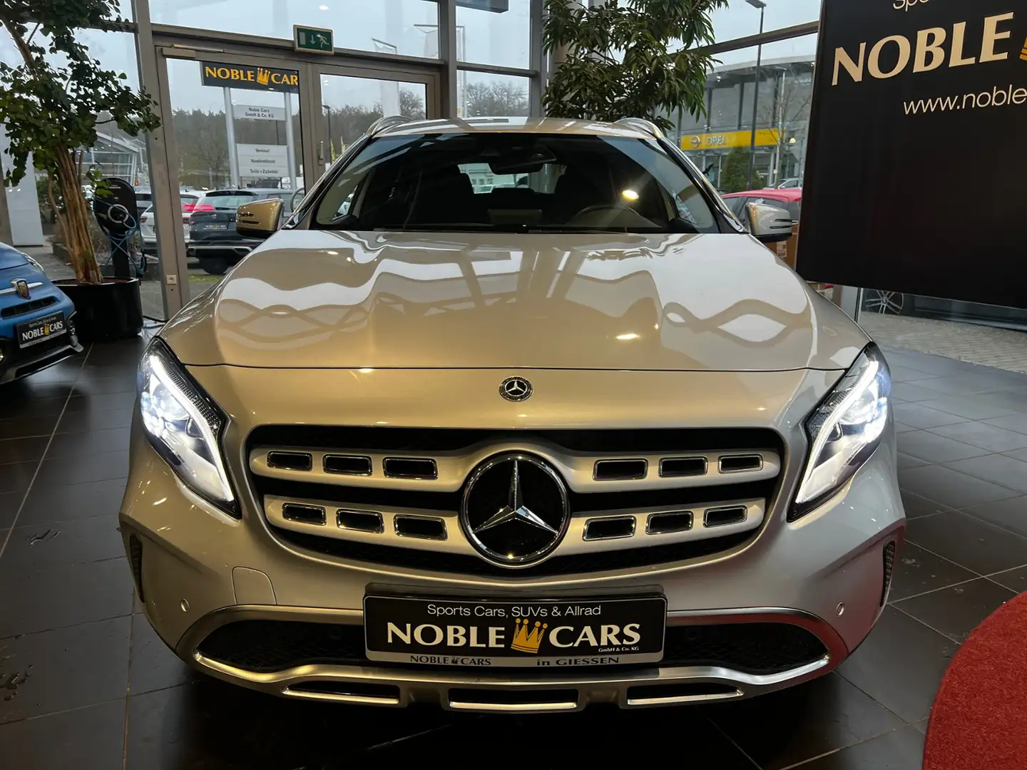 Mercedes-Benz GLA 200 Urban LED NAVI ALU Zilver - 2