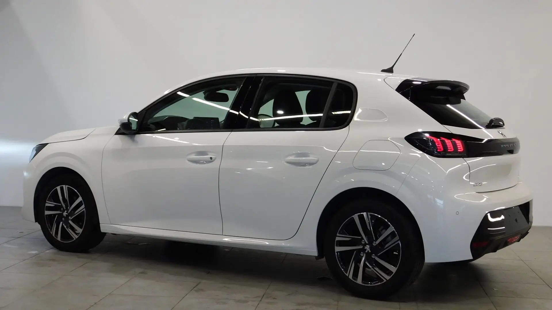 Peugeot e-208 1.2 PURETECH 100CH S\u0026S ALLURE - 2