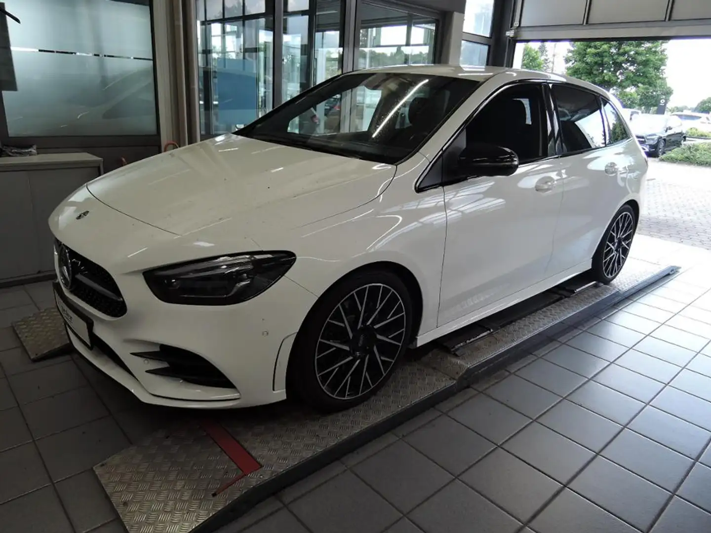 Mercedes-Benz B 250 4MATIC +MBUX+AMG+Navi+MBeam+S-Sitz+PDC+AUT Blanc - 1
