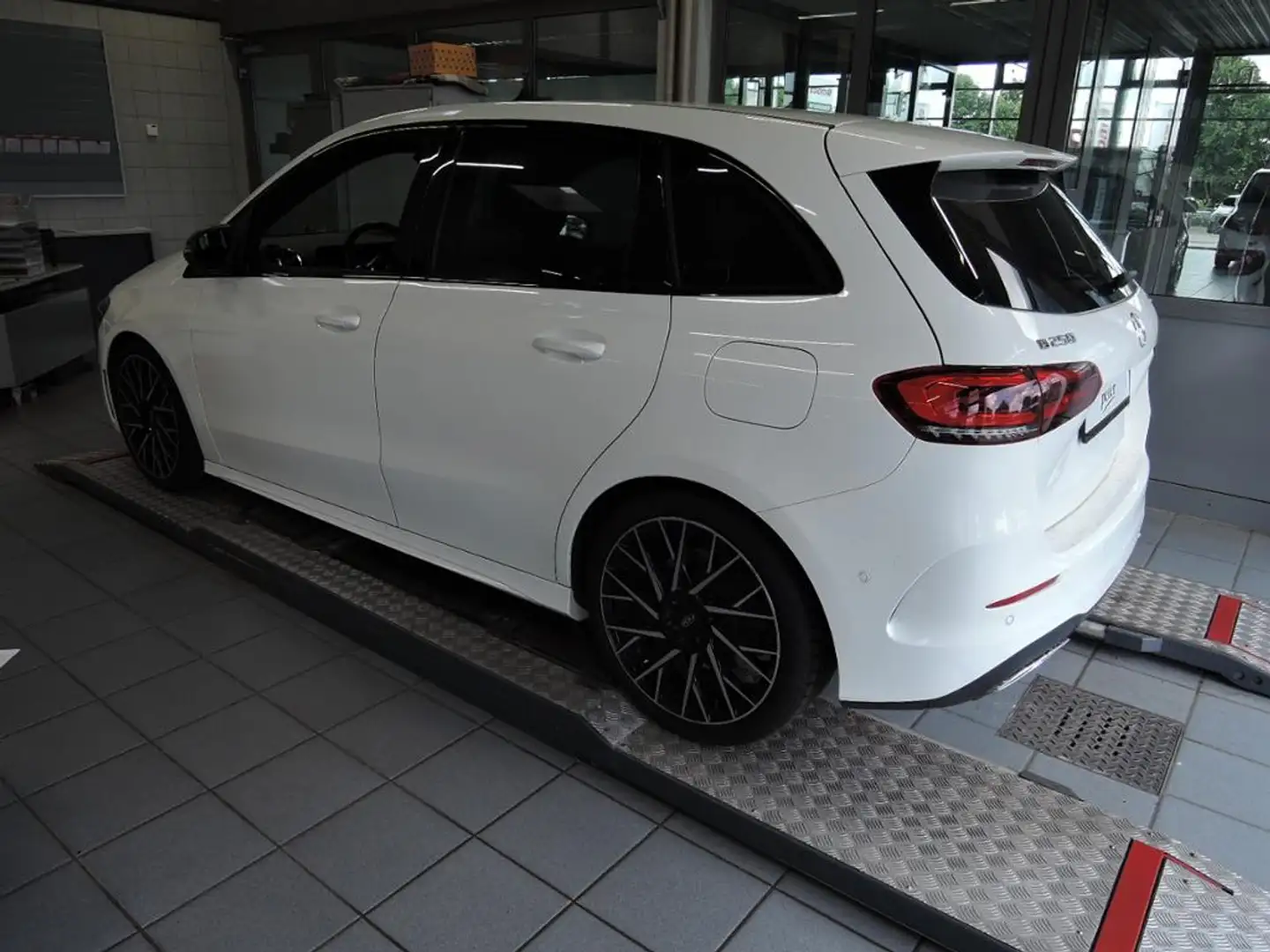 Mercedes-Benz B 250 4MATIC +MBUX+AMG+Navi+MBeam+S-Sitz+PDC+AUT Blanc - 2