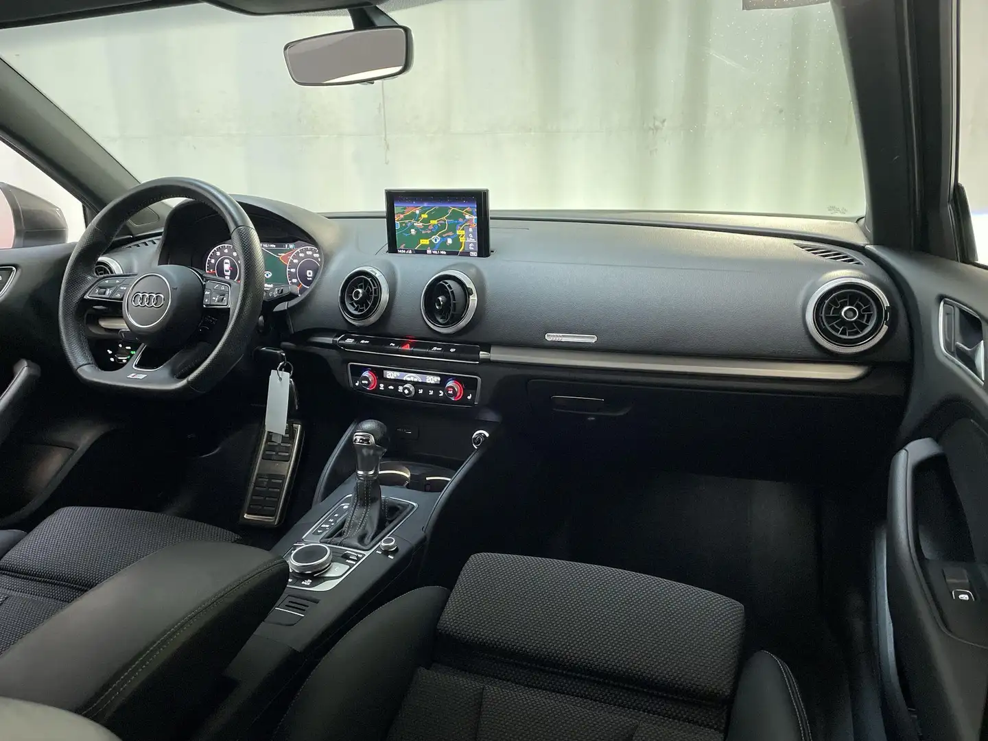 Audi A3 Limousine 35 TFSI 150pk S-Tronic CoD Advance Sport Grau - 2