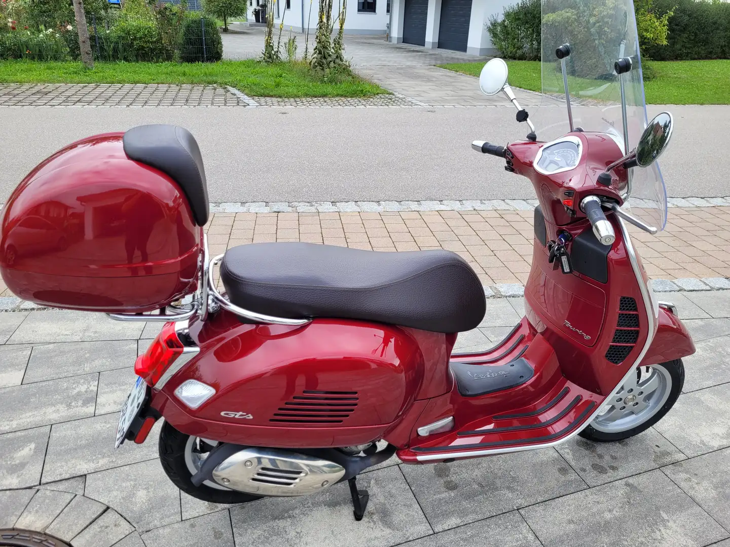 Vespa GTS Touring 300 GTS 300HPE i.e. Touring Rot - 1